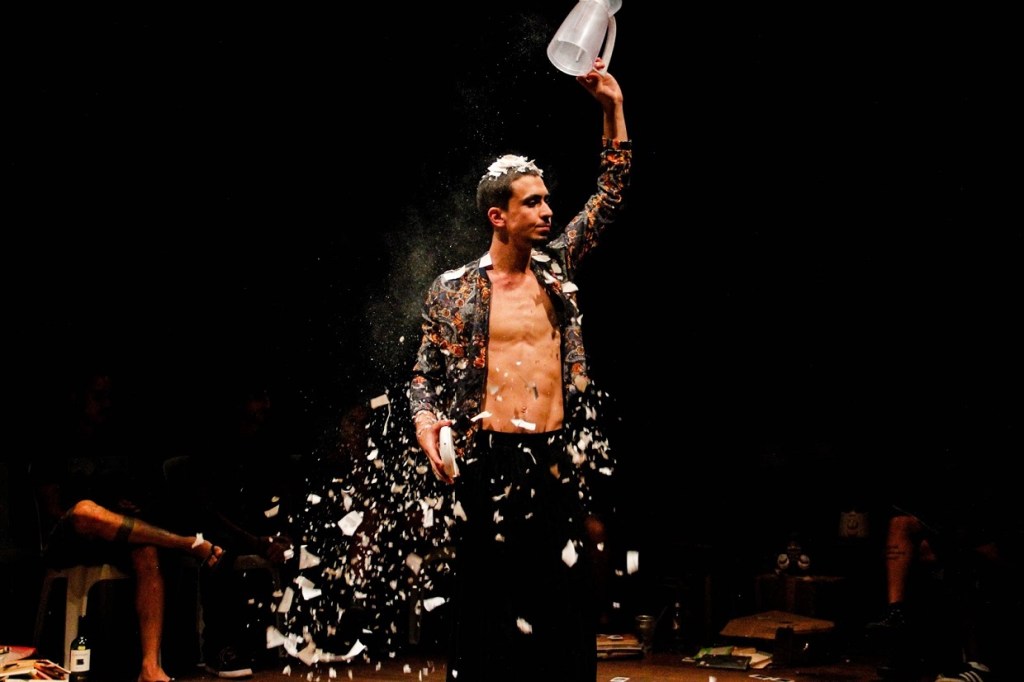 Duas peças para assistir sentado à mesa do&nbsp;bar