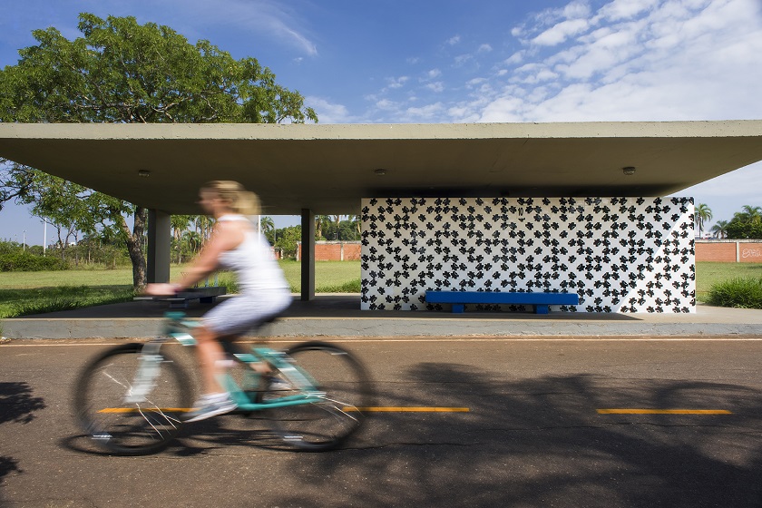 DIEGO BRESANI Painel de azulejos das paradas de descanço do Parque da Cidade, 1985, 2013 REDUX