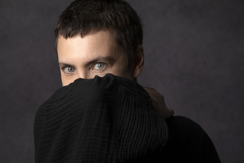 Adriana Calcanhotto traduz o caos em Só, álbum e&nbsp;vídeo