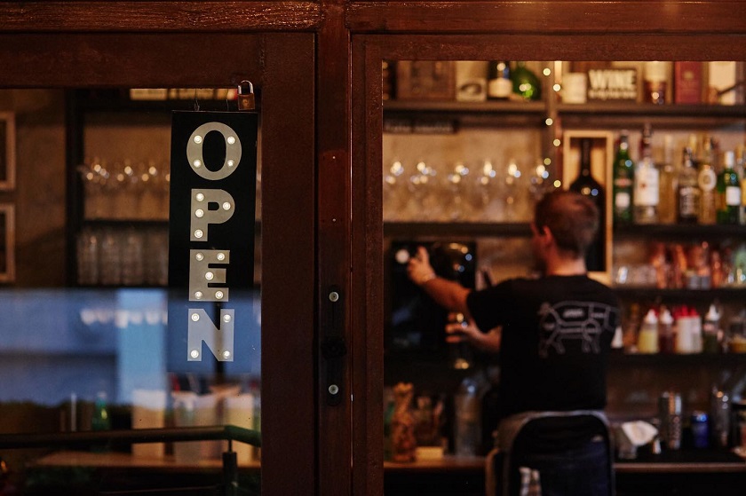 Os bares estão fechados, mas podem ir até&nbsp;você