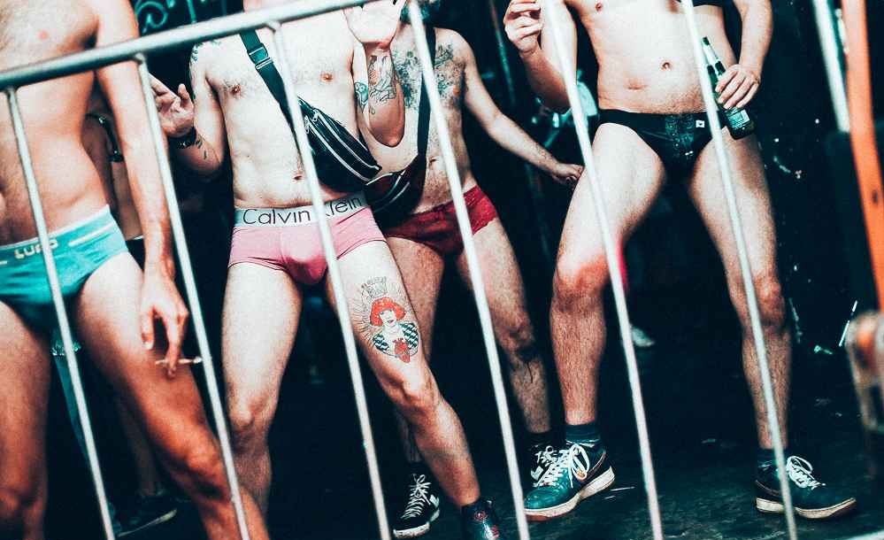 Fim do dark room? Pandemia reinventa festas de nudez&nbsp;liberada