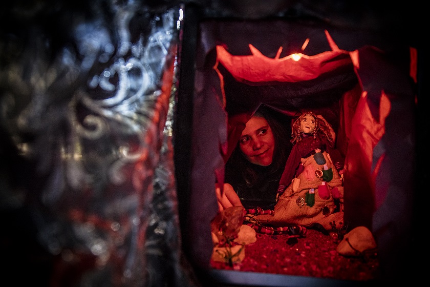 Conheça o lambe-lambe, o teatro que cabe numa&nbsp;caixa