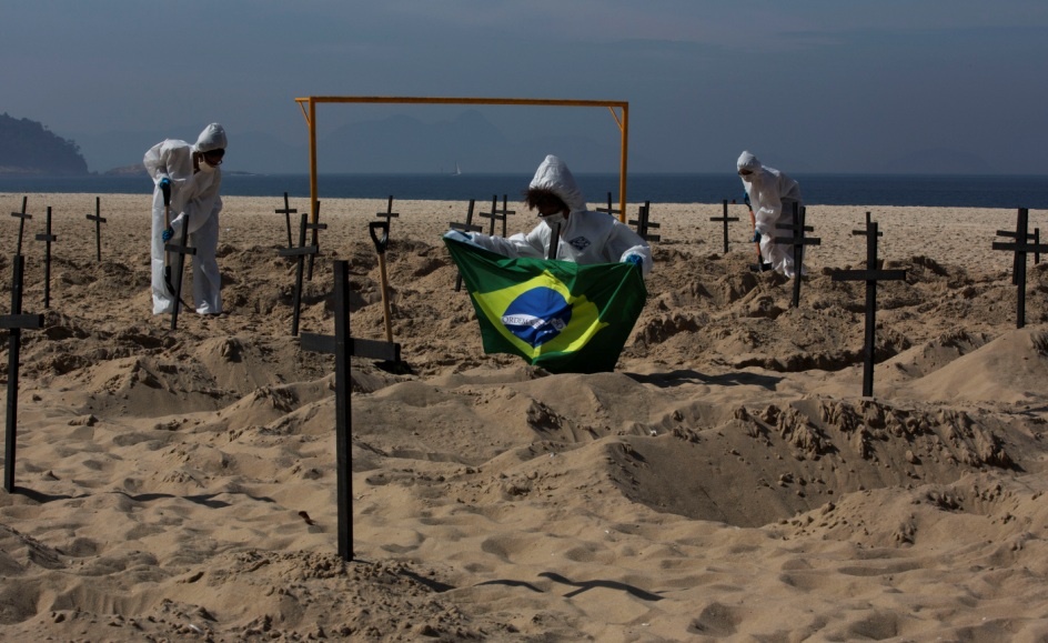 Covid-Latam-Praia-de-Copacabana-Rio-de-Janeiro-Brasil-foto-Ana-Carolina-Fernandes-2-1 (1)