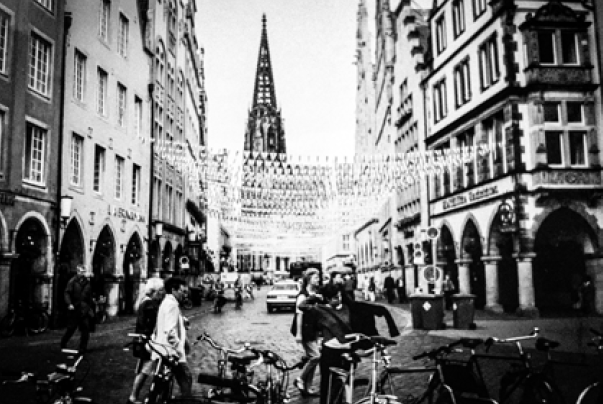 Bandeirinhas de Daniel Buren em Kassel 1997